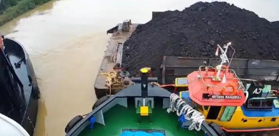 kapal batu bara Tabrak pelabuhan Pelindo Jambi